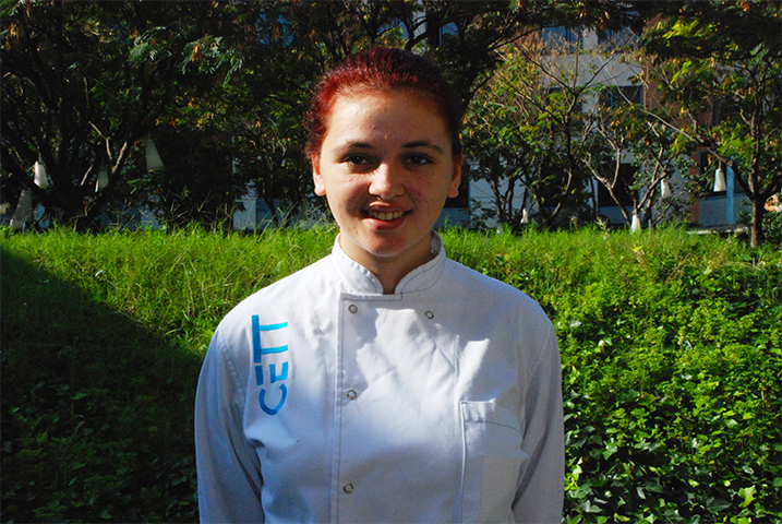 Fotografía de: Aina Mostaza, alumna del CETT, a la final del concurso Escoge a tu pinche de Makro en San Sebastian Gastronomika 2015 | CETT